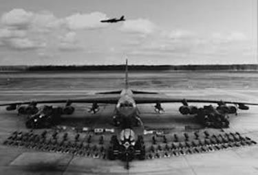Máy bay B52 của Mỹ trong chiến dịch 12 ngày đêm đánh phá Hà Nội và các tỉnh, thành phố miền Bắc.