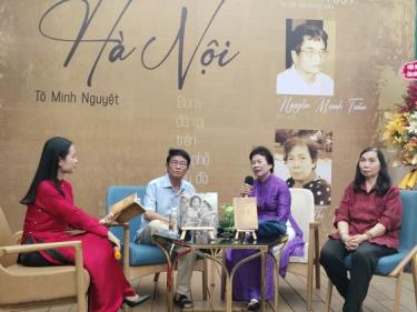 Tác giả Tô Minh Nguyệt (giữa) cùng nhà văn Nguyễn Thị Ngọc Hải và nhà báo Huỳnh Dũng Nhân tại chương trình