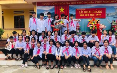 Cô giáo Bùi Vũ Ngọc Trâm cùng học trò tại lễ khai giảng.