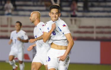 Sandro Reyes ghi bàn thắng thứ hai cho đội tuyển Philippines.