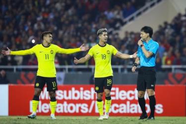 Các cầu thủ Malaysia không hài lòng về quyết định của trọng tài Sato Ryuji.