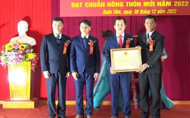 Lãnh đạo Sở Nông nghiệp và Phát triển nông thôn trao Quyết định của Chủ tịch UBND tỉnh công nhận xã Xuân Tầm đạt chuẩn NTM năm 2022