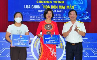 Lãnh đạo Cục Thuế tỉnh Yên Bái trao thưởng cho các cá nhân trúng giải Nhì quý III.