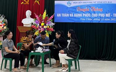 A play is performed to popularise law on domestic violence prevention and control in Son Luong commune, Van Chan district.
