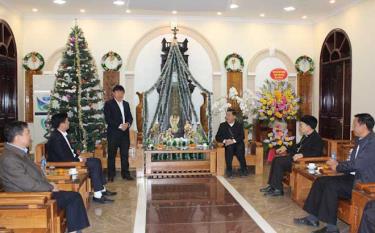 President of the provincial Vietnam Fatherland Front Committee Giang A Tong offers greetings to Bishop Hoang Minh Tien and Catholic followers in Hung Hoa Diocese.