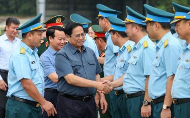 Prime Minister Pham Minh Chinh and leaders of Yen Bai province visit and offer encouragement to officers and soldiers to Air Force Regiment 921, the first fighter air force regiment of Division 371.