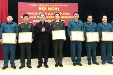 Lãnh đạo huyện Yên Bình tặng giấy khen cho 10 tập thể có thành tích xuất sắc trong công tác quân sự, quốc phòng năm 2022.