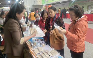 People visit and buy goods at a booth of Yen Bai province’s agricultural and aquatic products at Big C Thang Long-Hanoi.