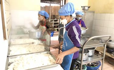 Chuẩn bị bữa ăn cho trẻ ở Trường Mầm non Hoa Hồng, huyện Trấn Yên.