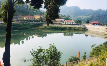 Hồ chứa nước xã Suối Giàng, huyện Văn Chấn đảm bảo trữ nước, tạo nguồn cấp nước cho sản xuất lúa và cung cấp bổ sung nước sạch.
