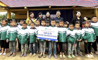 Lãnh đạo Hội LHPN tỉnh cùng đại diện Tập đoàn Mitalab và Công ty TNHH thiết bị Minh Tâm trao tặng áo rét đồng phục cho các em học sinh Trường tiểu học Động Quan.
