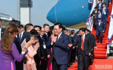 Chủ tịch Quốc hội Vương Đình Huệ đến Thủ đô Vientiane, Cộng hoà Dân chủ Nhân dân Lào.
