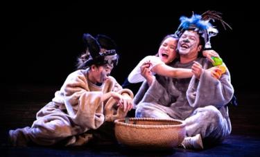Vở nhạc kịch 'Đứa con của Yêu tinh' được Nhà hát Tuổi trẻ và Nhà hát SangsangMaru kết hợp dàn dựng mới ra mắt khán giả Thủ đô.