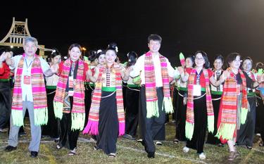 Các đồng chí lãnh đạo tỉnh Yên Bái cùng người dân thị xã Nghĩa Lộ hoà mình trong đêm hội xoè hoa.