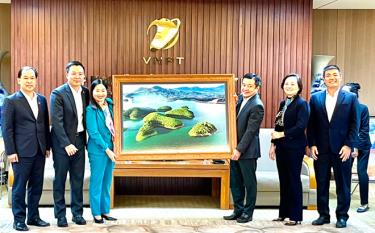 Lãnh đạo UBND tỉnh Yên Bái và huyện Yên Bình tặng  lưu niệm bức tranh Danh thắng quốc gia hồ Thác Bà cho VNPT Việt Nam