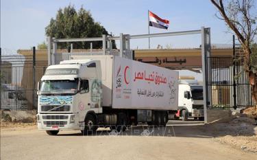 Xe tải chở hàng viện trợ tới Dải Gaza qua cửa khẩu Rafah ngày 24/11/2023.