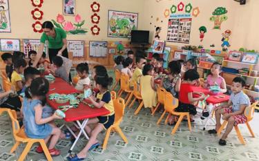 Một giờ học của cô và trò lớp 3 tuổi, Trường Mầm non Nguyễn Phúc, thành phố Yên Bái.
