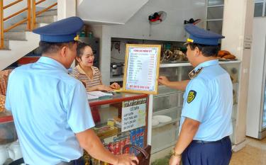 Lực lượng quản lý thị trường kiểm tra niêm yết giá phòng khách sạn tại thị xã Nghĩa Lộ.