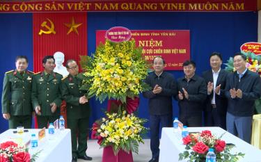 Đồng chí Tạ Văn Long - Phó Bí thư Thường trực Tỉnh ủy, Chủ tịch HĐND tỉnh cùng đoàn công tác tặng hoa chúc mừng Hội CCB tỉnh Yên Bái.