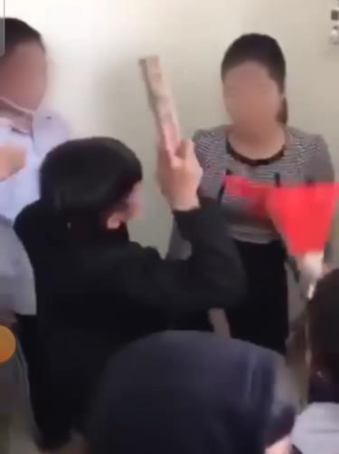 Cô giáo dạy âm nhạc Trường THCS Văn Phú bị nhóm học sinh xúc phạm, ném dép vào mặt. Ảnh cắt từ clip