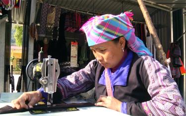 Mong women in Mu Cang Chai district receive support in vocational training and employment.
