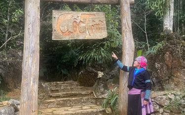 Song Thi Phua, a woman in Suoi Giang commune of Van Chan district, introduces the tourism site of Coc Tinh.
