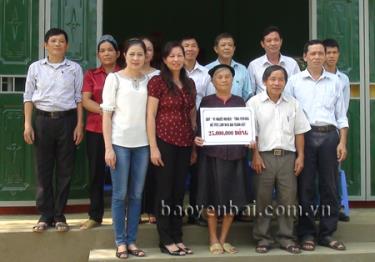 Các ban ngành, đoàn thể địa phương trao nhà Đại đoàn kết cho bà Triệu Thị Bỉnh, thôn 13, xã Minh Xuân (Lục Yên).