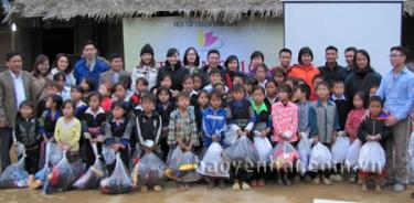 Học sinh điểm Trường Tiểu học Ao Ếch nhận quà của Hội từ thiện Tâm Sen.
