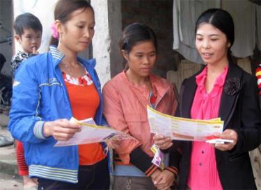 Cán bộ Hội Phụ nữ xã Minh Quân, huyện Trấn Yên tuyên truyền pháp luật cho người dân.
