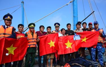 Bộ tư lệnh Vùng Cảnh sát biển 1 tặng quà Tết cho ngư dân huyện đảo Bạch Long Vĩ