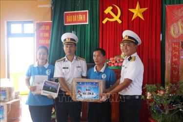 Tặng quà Tết Canh Tý 2020 tại đảo Đá Lớn B, quần đảo Trường Sa, tỉnh Khánh Hòa.