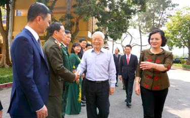 Pham Thi Thanh Tra, member of the Party Central Committee, Secretary of the provincial Party Committee and Chairwoman of the provincial People’s Council, and other provincial leaders welcome Party General Secretary and President Nguyen Phu Trong to the province on the 2019 Lunar New Year.
