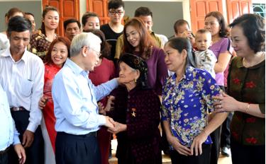 Party General Secretary and President Nguyen Phu Trong visits Vietnamese Heroic Mother Nguyen Thi Lo in hamlet 3 of Van Phu commune, Yen Bai city.