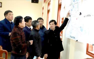 Yen Binh district’s leaders discuss the planning map of the Thinh Hung industrial cluster.