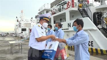 Đại tá Vũ Duy Lưu, Phó Chủ nhiệm Chính trị Vùng 2 Hải quân thăm hỏi, động viên, tặng quà ngư dân.