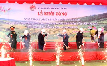 Provincial leaders at the ground-breaking ceremony for the construction of a 44-km road linking National Road 32 and Noi Bai - Lao Cai Expressway.