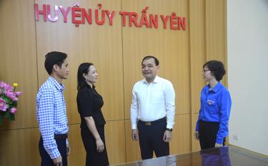 Đồng chí Trần Nhật Tân - Bí thư Huyện ủy Trấn Yên trao đổi với cán bộ Ban Tổ chức Huyện ủy và Huyện đoàn Trấn Yên về công tác phát triển đảng viên.