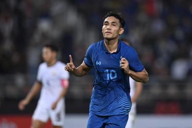 Teerasil Dangda tỏa sáng đưa Thái Lan vào bán kết AFF Cup 2022 với ngôi đầu bảng (Ảnh: FAT)