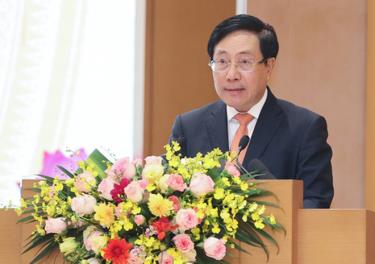 Phó Thủ tướng Thường trực Phạm Bình Minh báo cáo về công tác chỉ đạo, điều hành của Chính phủ