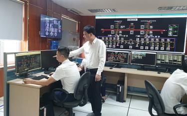 Cán bộ Công ty Điện lực Yên Bái kiểm tra hệ thống trước khi thao tác lưới điện.