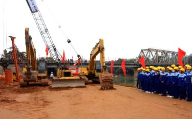 The construction unit holds groundbreaking ceremony for To Mau Bridge.