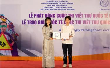 Ban tổ chức trao Giải Khuyến khích quốc tế cuộc thi viết thư quốc tế UPU lần thứ 51 (2022) cho em Nguyễn Bình Nguyên, học sinh lớp 9A1, trường THCS Nguyễn Tri Phương, quận Ba Đình, thành phố Hà Nội.