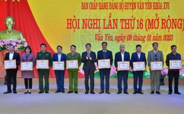 Lãnh đạo Huyện ủy Văn Yên trao giấy khen cho các tổ chức cơ sở đảng hoàn thành xuất sắc nhiệm vụ năm 2022.