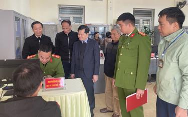 Lãnh đạo huyện Yên Bình kiểm tra công tác chuyển đổi số tại xã Tân Hương.