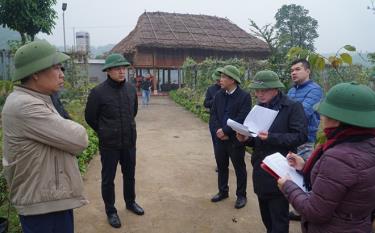 Bí thư Huyện ủy Yên Bình An Hoàng Linh (người thứ 2 từ trái sang) kiểm tra công trình vi phạm xây dựng nhà trái phép trên đất rừng sản xuất tại thị trấn Yên Bình.