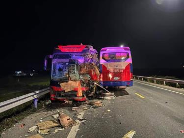 Hiện trường vụ 2 xe khách tông nhau trên cao tốc Đà Nẵng-Quảng Ngãi.