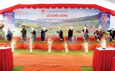 Các đồng chí lãnh đạo tỉnh thực hiện nghi thức khởi công đường nối Mường La (Sơn La), Than Uyên, Tân Uyên (Lai Châu), Mù Cang Chải, Văn Chấn, Văn Yên (Yên Bái) với đường cao tốc Nội Bài - Lào Cai (IC15).
