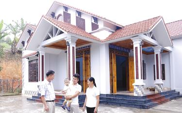 Niềm vui của gia đình ông Lê Văn Tuấn bên ngôi nhà mới xây.
