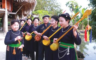 Đội văn nghệ Câu lạc bộ Liên thế hệ tự giúp nhau thôn Trung Tâm, xã Xuân Lai biểu diễn hát then, đàn tính.