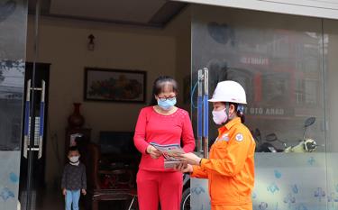 Khách hàng thuộc đối tượng cho thuê trọ được nhân viên Công ty Điện lực thành phố Yên Bái tuyên truyền, hướng dẫn, yêu cầu chủ nhà cho thuê trọ thực hiện bán đúng giá điện.